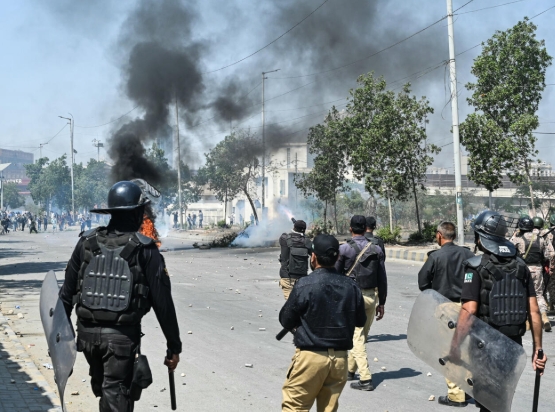 کراچی میں امریکی قونصل خانے پر مہلک احتجاج: کم از کم 9 افراد جاں بحق